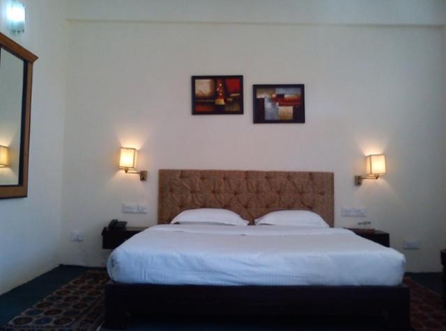 Natureraga Fernhill Resort Chail Room photo